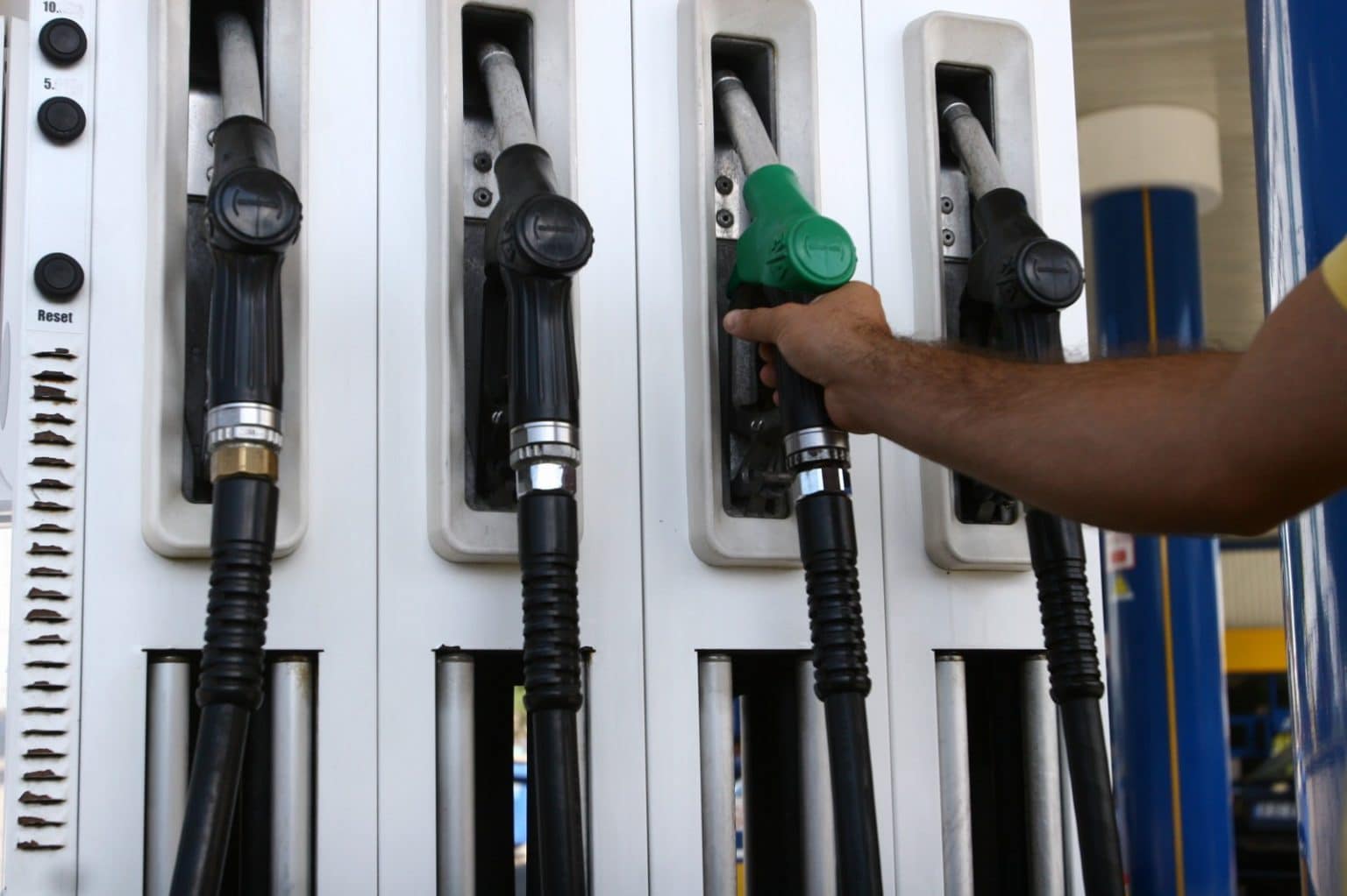 Benzina și motorina s-au ieftinit din nou. Cu cât vor plăti românii mai puțin pentru a alimenta