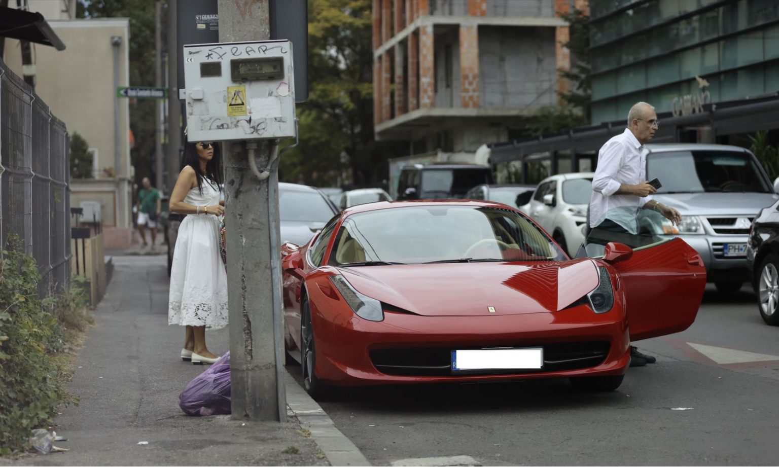 CE A FĂCUT ROLAND ROVENȚA CU BRUNEȚICA, CHIAR ÎN MIJLOCUL STRĂZII. ”BABY BROKERUL” A ”DESCINS” CU UN SFERT DE MILION ȘI…