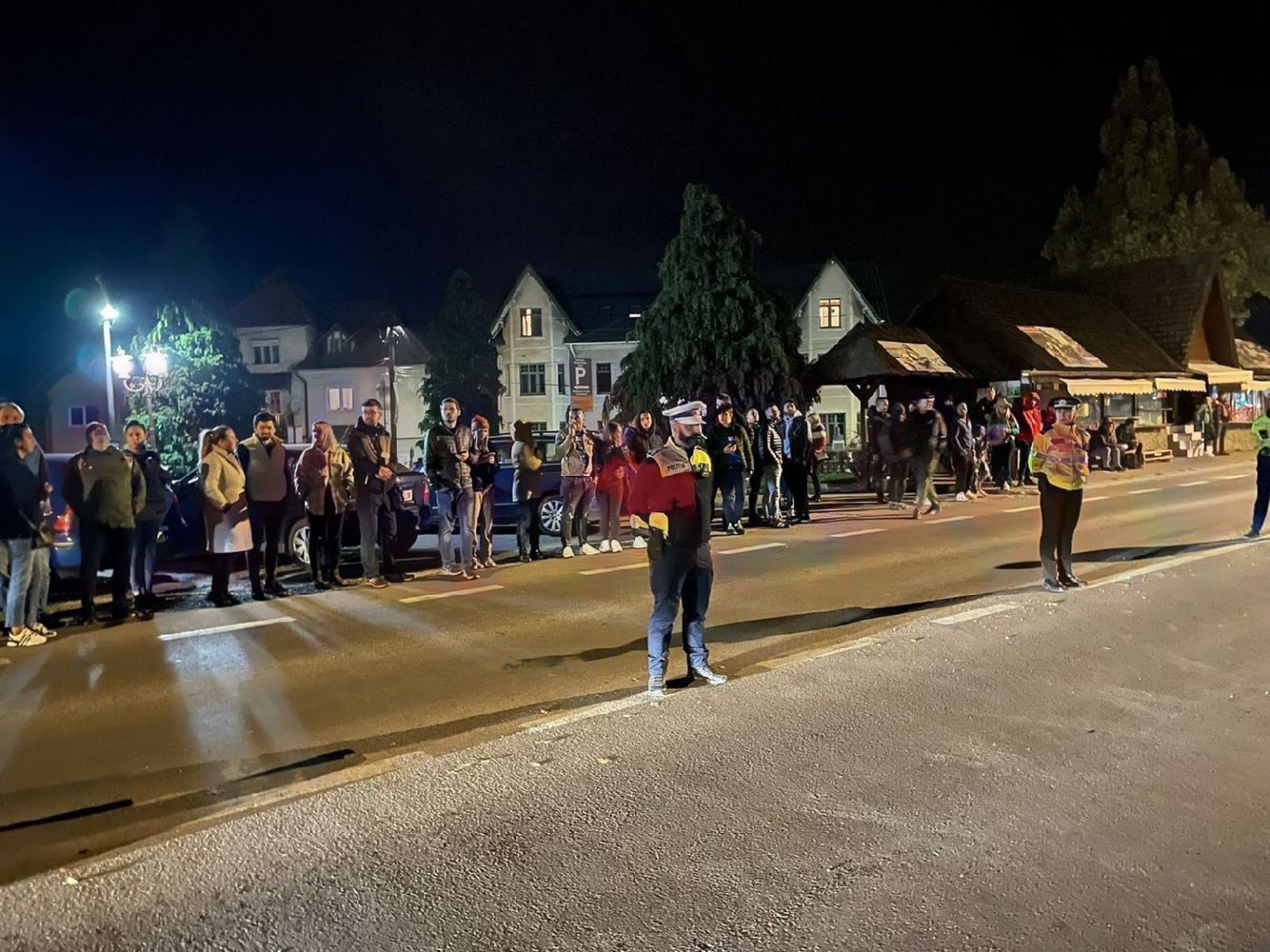 Cum i-au așteptat oamenii pe miliardari, veniți pentru party-ul din casa lui Dracula