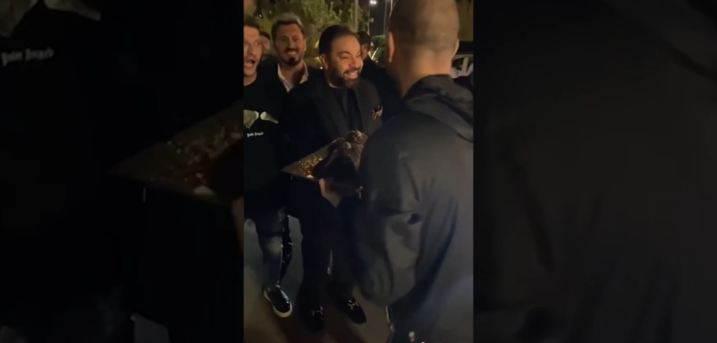 „REGELE” FLORIN SALAM A ÎMPLINIT 43 DE ANI. CE SURPRIZĂ I-AU FĂCUT PRIETENII. MANELISTUL S-A ÎNCHINAT CÂND I-A VĂZUT