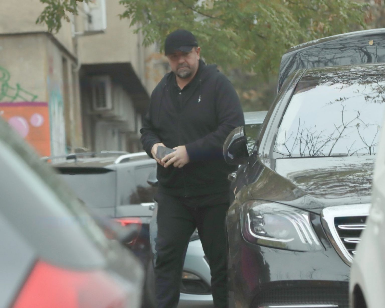FOTO PAPARAZZI. Horia Brenciu, surprins de paparazzi într-o ipostază care ne dă de bănuit!
