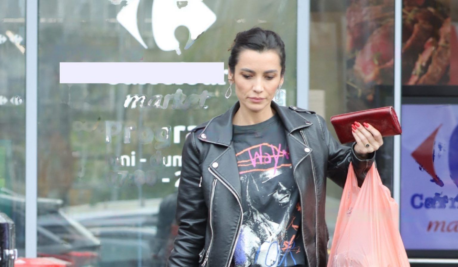 FOTO PAPARAZZI. Lili Sandu, ,,prinsă” de paparazzi! Vezi aici FOTO cu frumoasa artistă