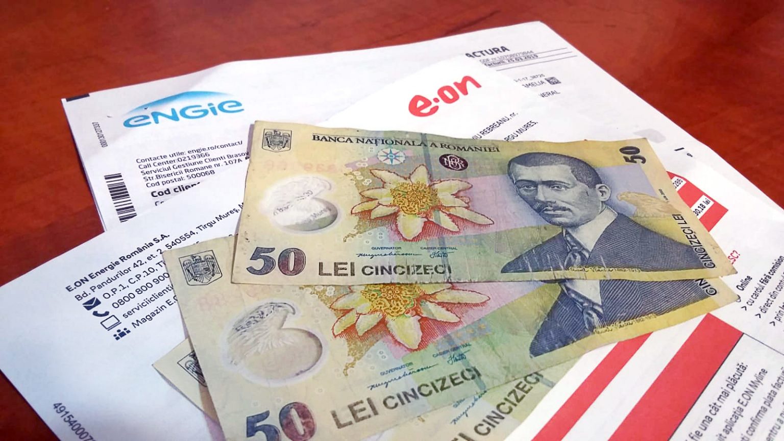 Românii ar putea beneficia de bani pe card pentru plata facturilor la energie. Care este suma la care se gândesc liderii europeni