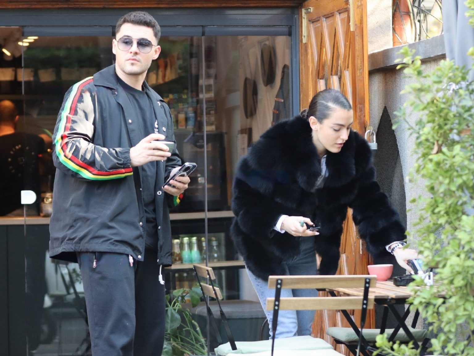 FOTO PAPARAZZI. Mario Fresh se relaxează la o cafea cu iubita lui, Alexia Eram