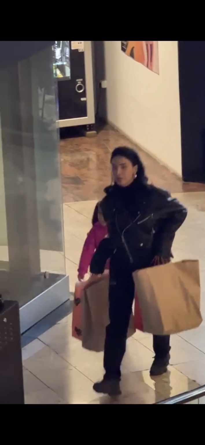 Adelina Pestrițu surprinsă in febra cumpărăturilor inainte de sărbători.