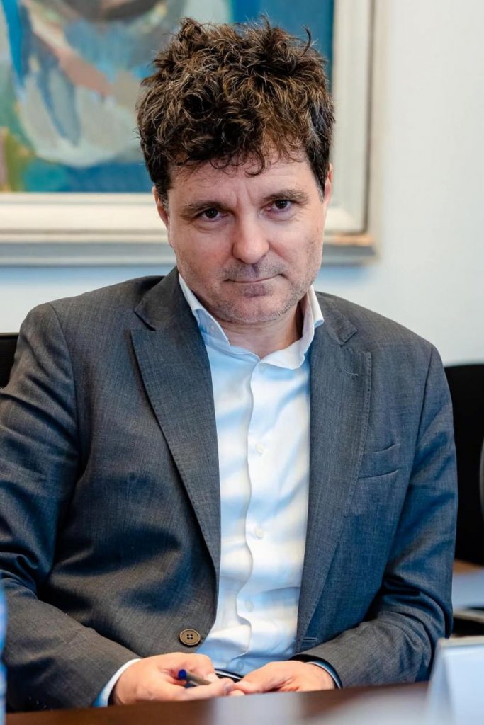 Nicușor, om sucit! Primarul general, acuzat că este marioneta șmecherilor cu bani