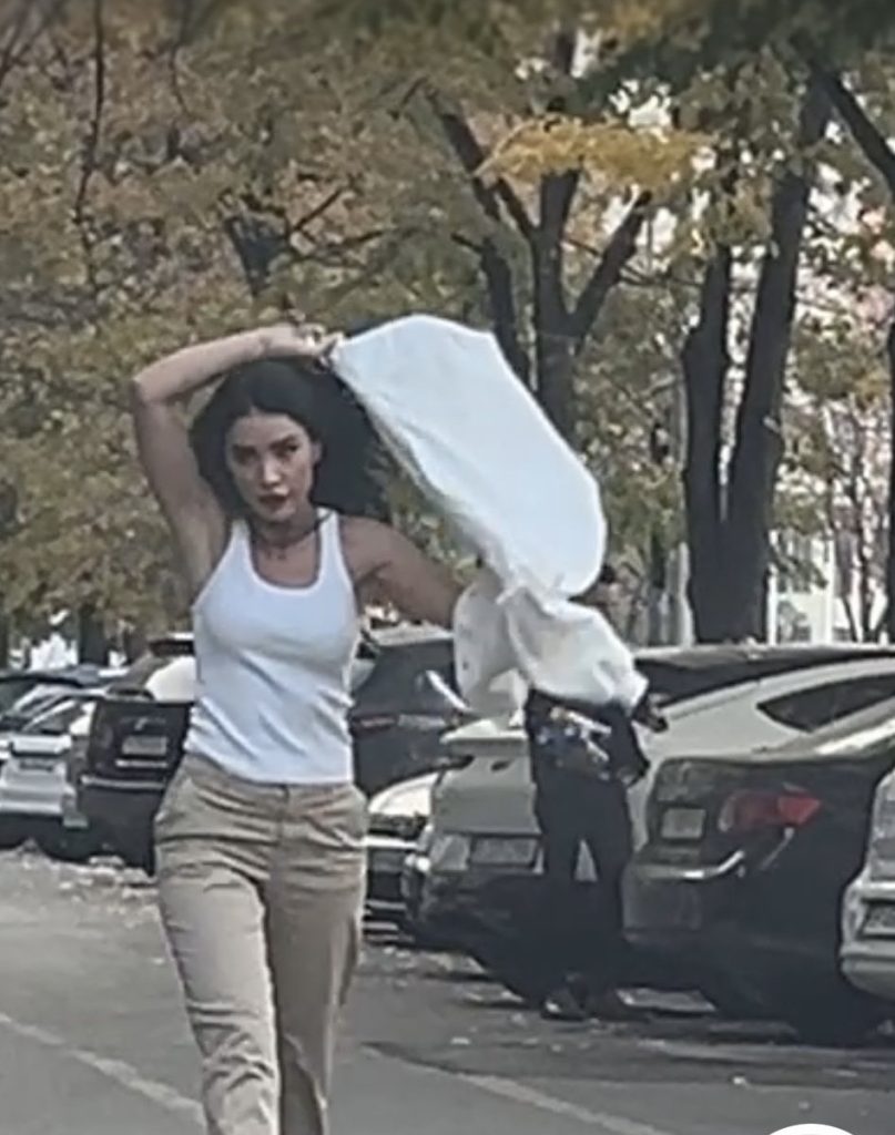 Adelina Pestrițu, surprinsă încălcând regulile de circulație în graba spre o programare la coafor