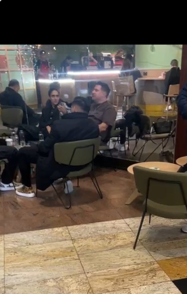 Adi de la Vâlcea, moment de relaxare alături de tinerii din formația sa într-un mall bucureștean
