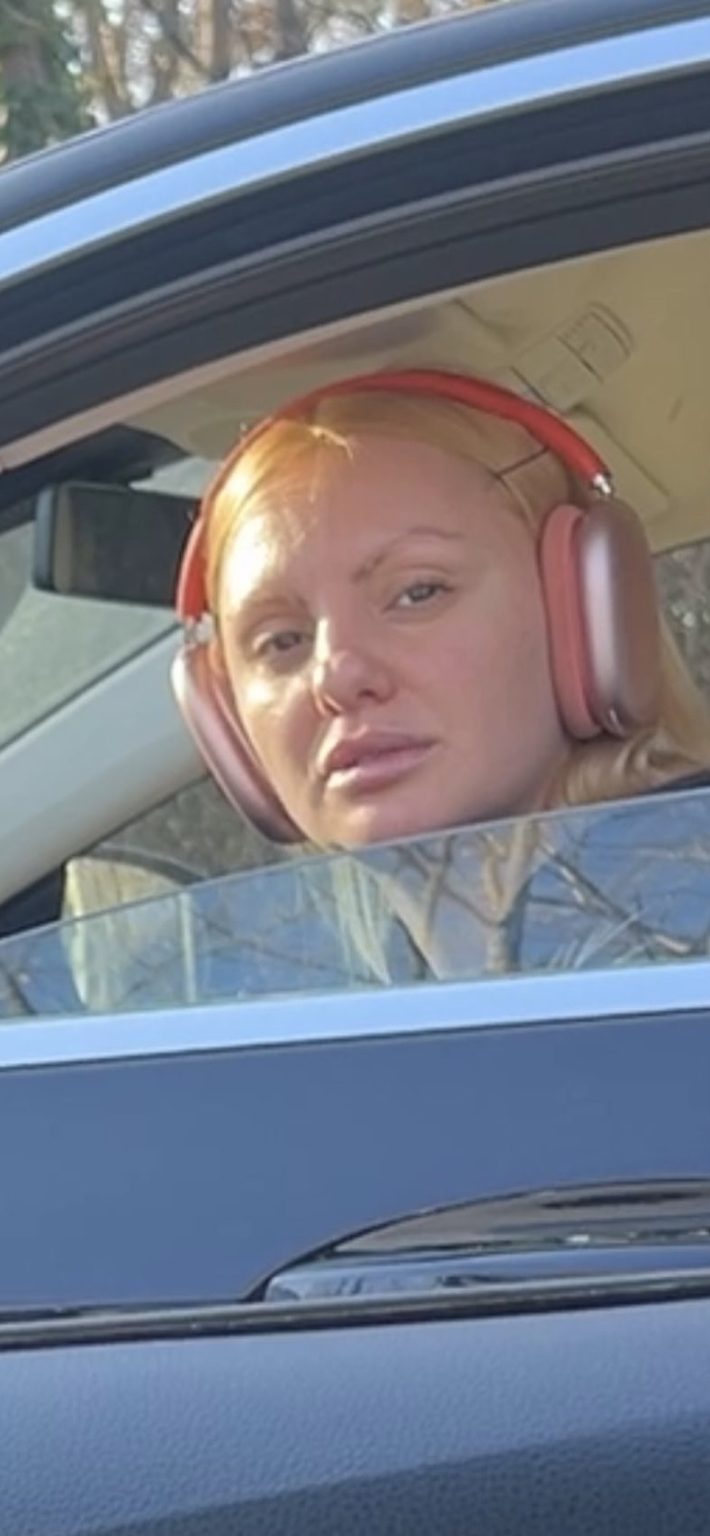 Alexandra Stan, căzută pe gânduri într-o parcare ,pe Șoseaua Nordului