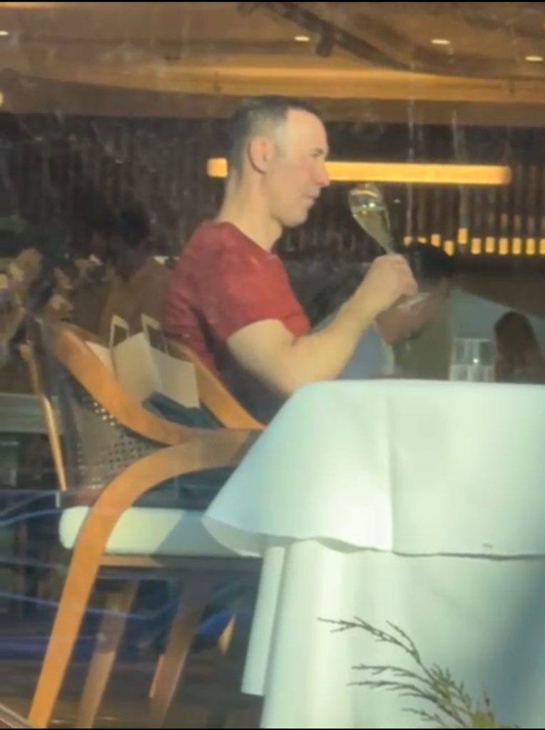 Iulian Dumitrescu, fost președinte al Consiliului Județean Prahova, surprins de paparazzi savurând momente de relaxare la un restaurant de lux din Herăstrău