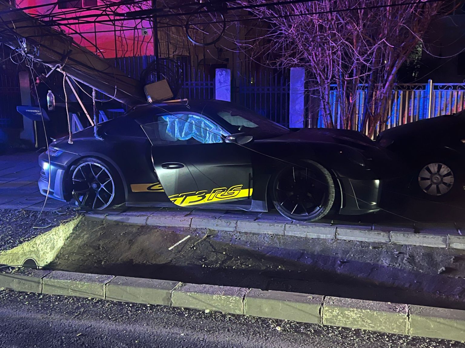 Accident grav în urma unei curse ilegale de mașini de lux: Un Porsche de 500.000€ s-a făcut praf într-un stâlp de înaltă tensiune