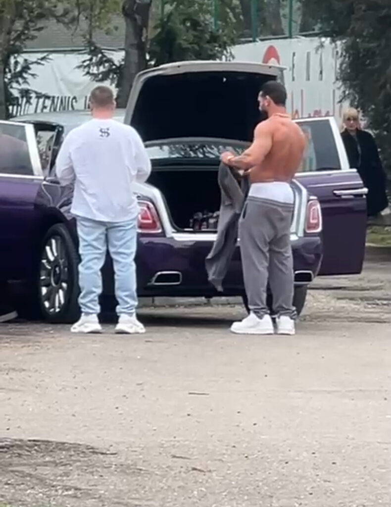 Dorian Popa, la bustul gol și cu lenjeria-n bătaia vântului, direct din portbagajul Rolls-ului!