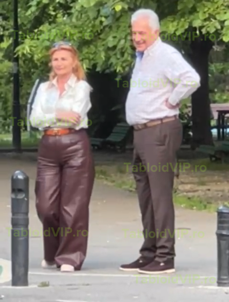 Adriean Videanu, surprins în Parcul Herăstrău într-o ipostază rară: plimbare cu soția și nepoțica