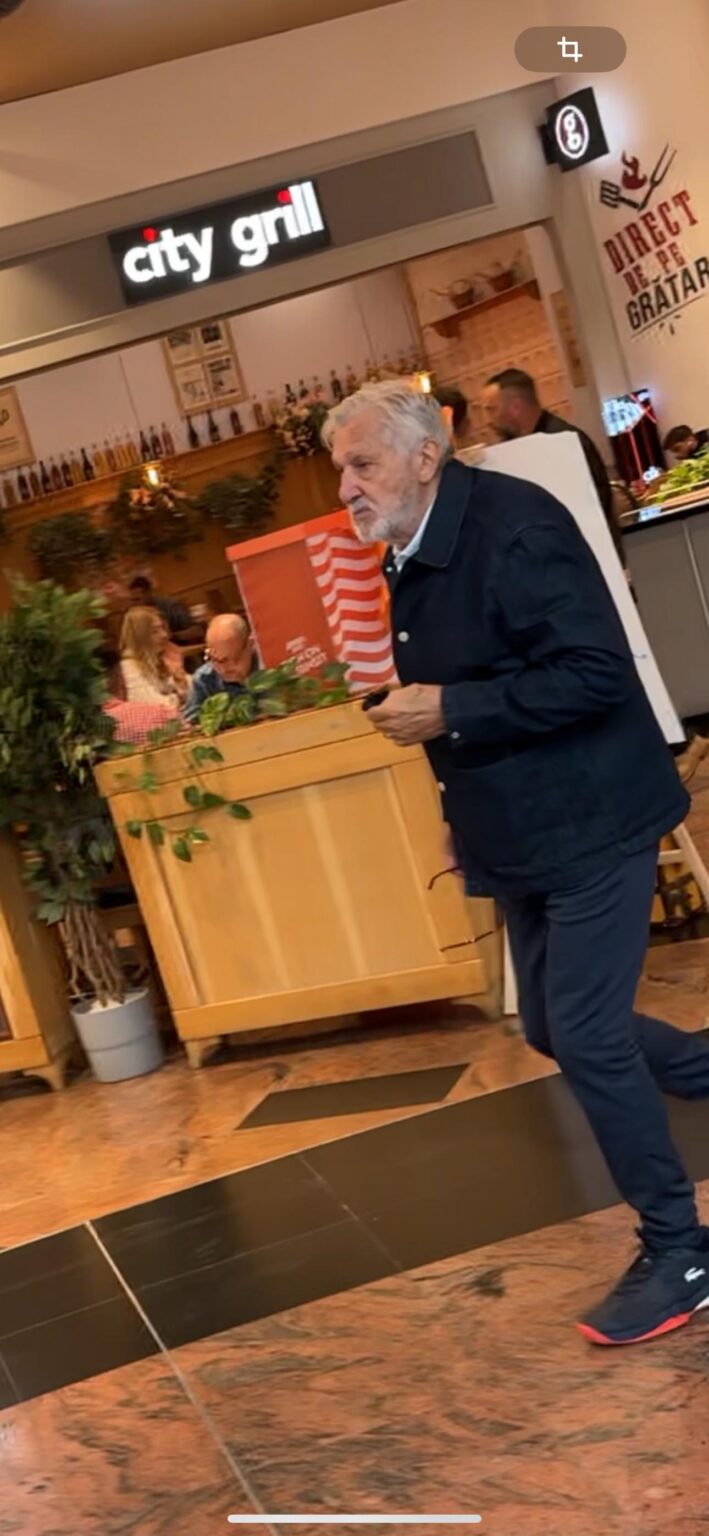 Ilie Năstase, surprins la Mall Băneasa în timpul unei sesiuni de shopping