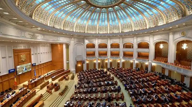 Dezbateri dramatice în Parlament: Patru moțiuni de cenzură pe masa Guvernului Bolojan