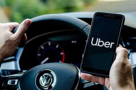 Uber transformă șoferii în antrenori de inteligență artificială: noul program de „sarcini digitale” ridică întrebări despre plată și confidențialitate
