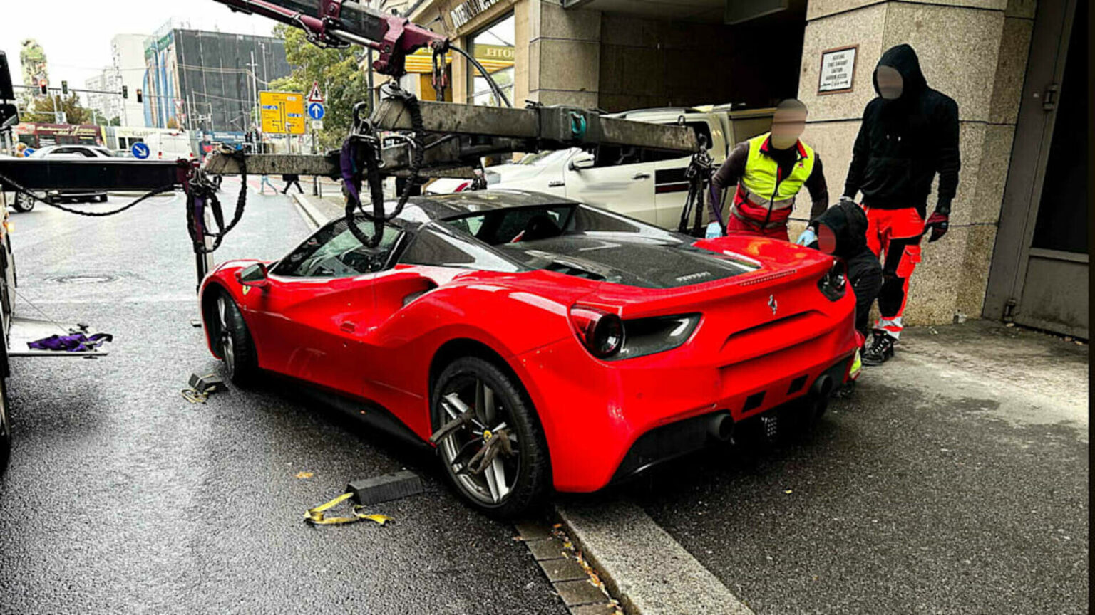 Români cercetați în Germania pentru evaziune fiscală și spălare de bani. Poliția a confiscat un Ferrari de 200.000 de euro