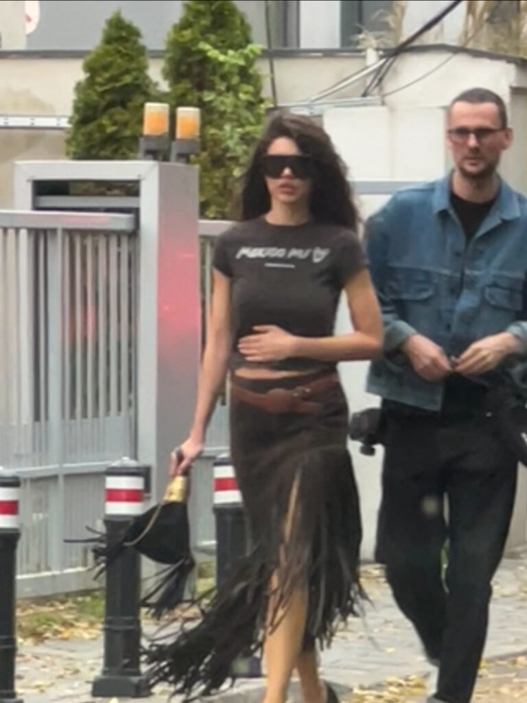 Cristina Ich, apariție incendiară în ploaie prin Herăstrău! Paparazzii au surprins-o într-o ședință foto fulger