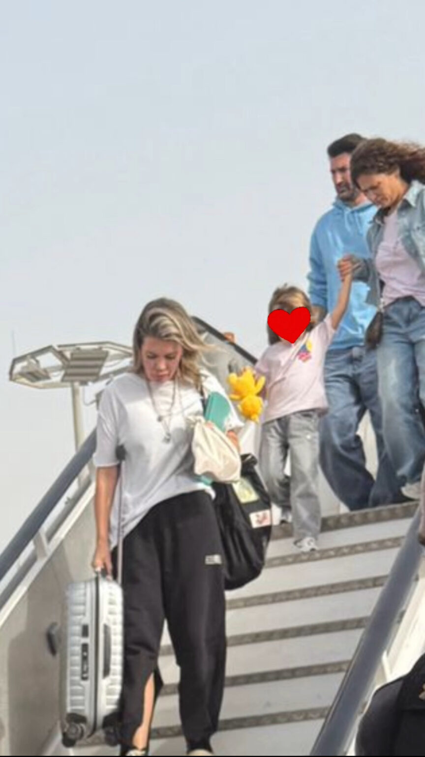 Gina Pistol & Smiley surprinși în avion: escapadă în familie către Dubai