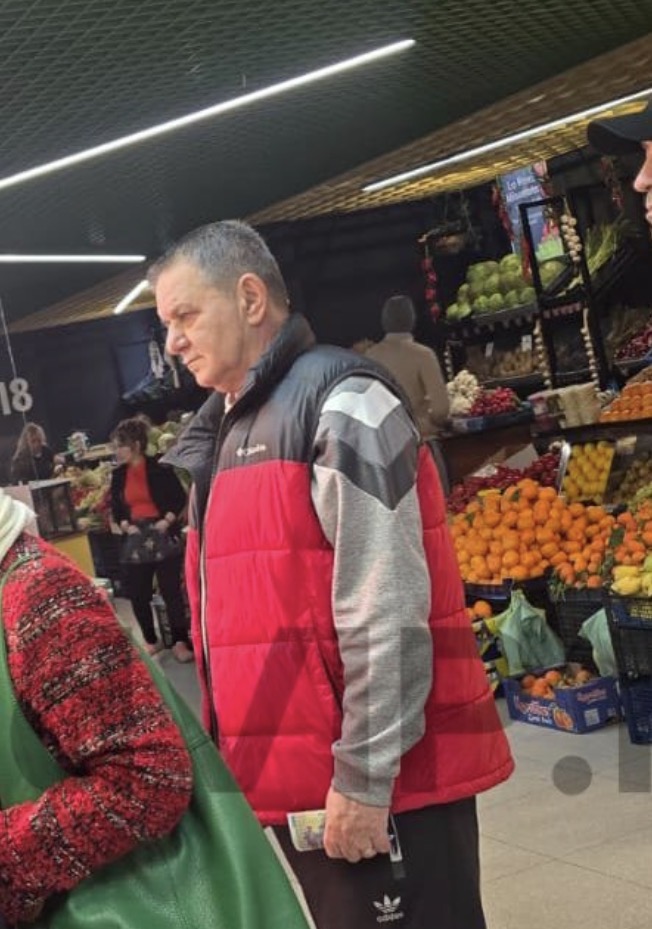 Marius Lăcătuș, surprins de paparazzi la piață. Legenda Stelei, la coadă la măcelărie ca orice român
