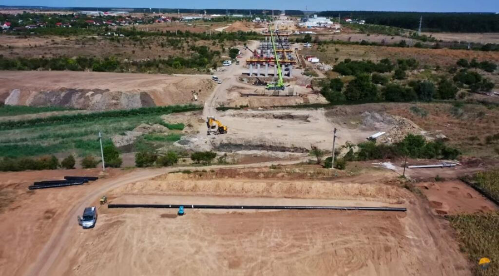Război pe miliarde! Giganții construcțiilor blochează autostrăzile A7 și A8: 13 contestații țin România pe loc