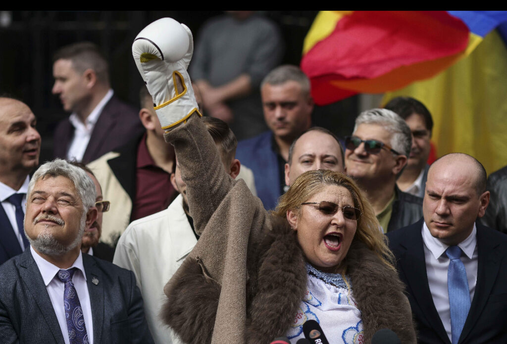 După ridicarea imunității, presiunea crește: Șoșoacă, așteptată la audieri